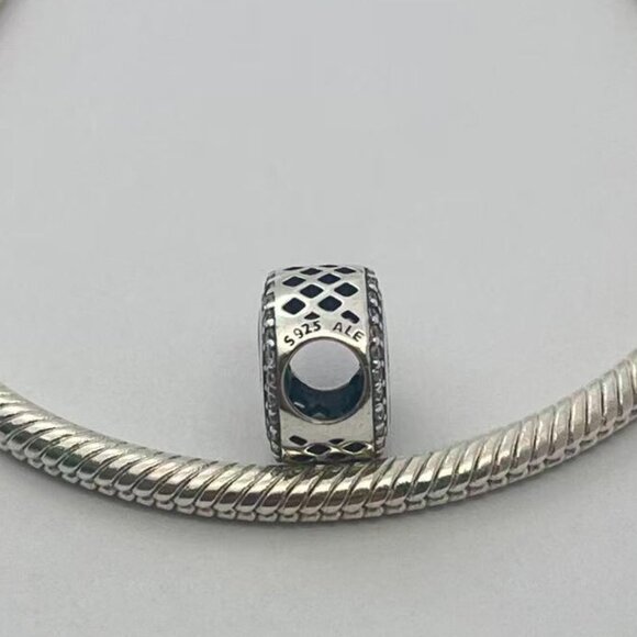 2021 Pandora Winter Release 925 Sterling Silver Disney World Club 33 Charm - Picture 3 of 3